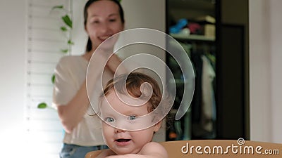 Femme Jouant Avec Un Debutant Bebe Debout Dans Un Berceau Clips Videos Video Du Mains Bonheur Femme Jouant Avec Un Debutant Bebe Debout Dans Un Berceau Clips Videos Video Du Mains Bonheur