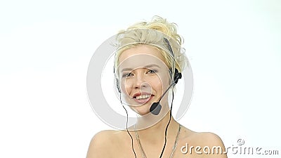 Femme riante sexy parlant sur le service d'assistance, agent féminin positif de centre d'appels de télemarketing de casque au tra banque de vidéos Femme riante sexy parlant sur le service d'assistance, agent féminin positif de centre d'appels de télemarketing de casque au tra banque de vidéos