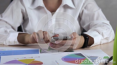 Femme à l'aide du téléphone portable Opérations boursières d'argent de graphique Concept économique d'affaires clips vidéos Femme à l'aide du téléphone portable Opérations boursières d'argent de graphique Concept économique d'affaires clips vidéos
