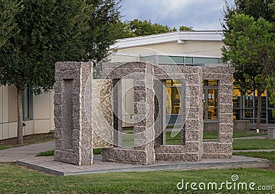 `Fenestrae Aeternitatis: Books Into Infinity`, a sculpture by Jon Barlow Hudson in front of the White Rock Hills Public Library Stock Photo