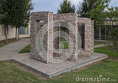 `Fenestrae Aeternitatis: Books Into Infinity`, a sculpture by Jon Barlow Hudson in front of the White Rock Hills Public Library Stock Photo