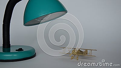 Fermez-vous de la main masculine caucasienne déplaçant Toy Plane Out de vue et de retour avec le fond blanc banque de vidéos Fermez-vous de la main masculine caucasienne déplaçant Toy Plane Out de vue et de retour avec le fond blanc banque de vidéos