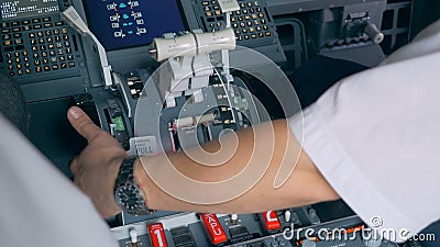 Fermez-vous de la main pilote du ` s réglant un levier d'aileron et vérifiant les lames tournantes clips vidéos Fermez-vous de la main pilote du ` s réglant un levier d'aileron et vérifiant les lames tournantes clips vidéos