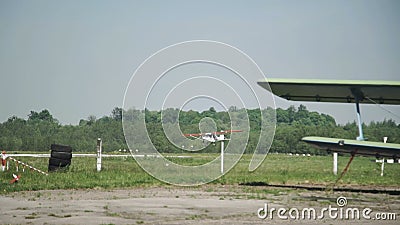 Fermez-vous des petites terres d'avion banque de vidéos Fermez-vous des petites terres d'avion banque de vidéos