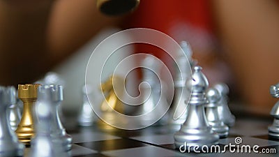 Fermez-vous vers le haut des mains de tir de femme jouant la profondeur de foyer choisi d'or et argenté d'échecs du champ banque de vidéos Fermez-vous vers le haut des mains de tir de femme jouant la profondeur de foyer choisi d'or et argenté d'échecs du champ banque de vidéos