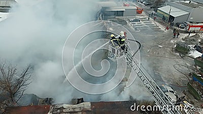 Feuerwehrmänner bei der Arbeit stock footage Feuerwehrmänner bei der Arbeit stock footage