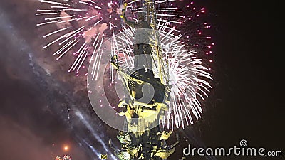 Feux d'artifice au-dessus du remblai de rivière de Moscou Moskva et du Peter la grande statue, Moscou, Russie la nuit clips vidéos Feux d'artifice au-dessus du remblai de rivière de Moscou Moskva et du Peter la grande statue, Moscou, Russie la nuit clips vidéos
