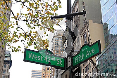 Fifth Avenue and West 42nd Street sign in New York City Stock Photo