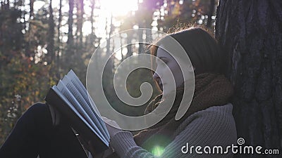 Fijne leuke brunette vrouw die in het herfstbos op zonsondergang een boek leest Vrouwelijke toeristen ontspannen en genieten van stock video Fijne leuke brunette vrouw die in het herfstbos op zonsondergang een boek leest Vrouwelijke toeristen ontspannen en genieten van stock video
