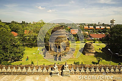 Fila de estatuas de Buda en Ayutthaya. Row of Buddha statues in Ayutthaya Editorial Stock Photo