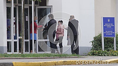 Povos Da Fila Na Frente Da Loja De Chanel Clothing Brand Luxury Fashion Em Siam Paragon 4K Banguecoque, Tailândia - 12 De Novembr Filme - Vídeo de frente, luxury: 103705110