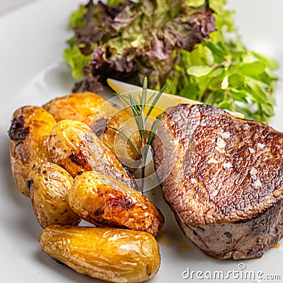 Filetto di manzo con patate al forno Stock Photo