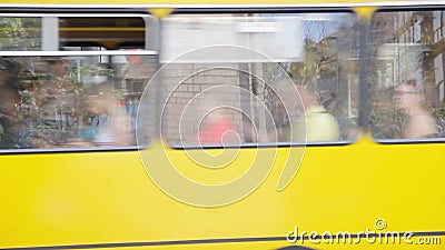 Filiale di PUMB Bank Firma con il logo della prima Banca internazionale ucraina Passeggiando davanti all'entrata Scintilla elettr archivi video Filiale di PUMB Bank Firma con il logo della prima Banca internazionale ucraina Passeggiando davanti all'entrata Scintilla elettr archivi video