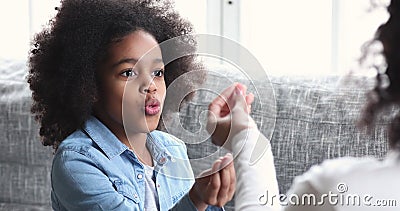 Fille africaine d'enfant apprenant l'articulation saine parlante de pratique avec le thérapeute clips vidéos Fille africaine d'enfant apprenant l'articulation saine parlante de pratique avec le thérapeute clips vidéos