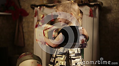 fille de cadeau de cadre peu banque de vidéos fille de cadeau de cadre peu banque de vidéos