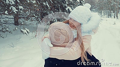 Fille heureuse courant dans des étreintes de maman dans la forêt neigeuse tandis que mouvement lent de promenade d'hiver banque de vidéos Fille heureuse courant dans des étreintes de maman dans la forêt neigeuse tandis que mouvement lent de promenade d'hiver banque de vidéos