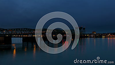 Film för Tid schackningsperiod av auto trafik på mellanstatlig bro för 5 Columbia River korsning på den blåa timmen med vattenref lager videofilmer Film för Tid schackningsperiod av auto trafik på mellanstatlig bro för 5 Columbia River korsning på den blåa timmen med vattenref lager videofilmer