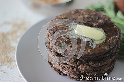 Flatbread with finger millet and fenugreek leaves served with masala curd. It is also called Nachni methi thepla, a healthy and Stock Photo