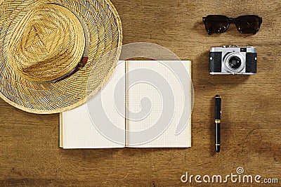 Flatlay top travel retro book fountain pen hat Stock Photo