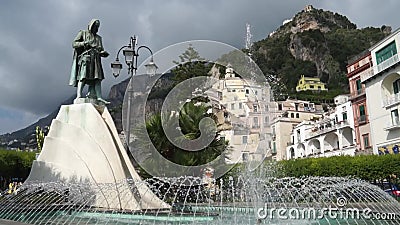 Flavio Gioia Statue in der Stadt von Amalfi in Italien (1 von 2) Flavio Gioia Statue in der Stadt von Amalfi in Italien (1 von 2)
