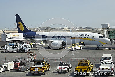 Flight preparation of the aircraft Boeing 737NG (VT-JBK) of Jet Airway in Abu Dhabi Editorial Stock Photo