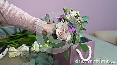 Florist schneidet Ranunculus während der Vorbereitung der Blumenzusammensetzung mit eustomas, Hyazinthen, Pfingstrose Paeony, Gar stock footage Florist schneidet Ranunculus während der Vorbereitung der Blumenzusammensetzung mit eustomas, Hyazinthen, Pfingstrose Paeony, Gar stock footage