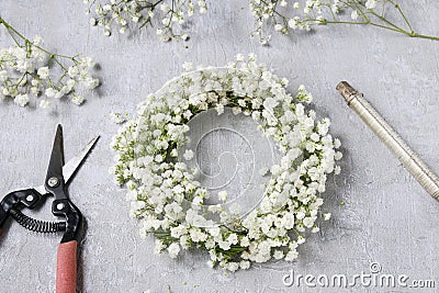 Florist at work. How to make gypsophila paniculata wedding wreath, step by step Stock Photo