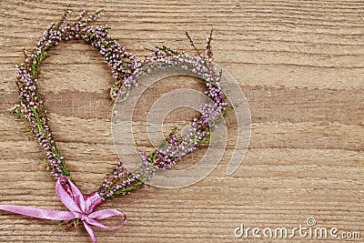 Florist at work: steps of making heather erica door wreath in Stock Photo