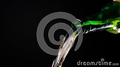Flux de bière passe à travers la bouteille de verre vert ouvert dans la vidéo au ralenti bière froide verse des flux de liquide banque de vidéos Flux de bière passe à travers la bouteille de verre vert ouvert dans la vidéo au ralenti bière froide verse des flux de liquide banque de vidéos