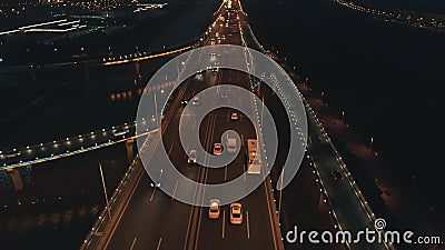 Flyg- b?sta sikt av huvudv?gutbyte p? natten Flyg- b?sta sikt av v?gf?reningspunkten fr?n ovann?mnd, biltrafik och driftstopp lager videofilmer Flyg- b?sta sikt av huvudv?gutbyte p? natten Flyg- b?sta sikt av v?gf?reningspunkten fr?n ovann?mnd, biltrafik och driftstopp lager videofilmer