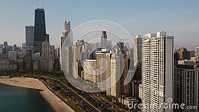 Flyg- sikt av Chicago, Amerika på downen Surra flyget i väg från centret på kusten av Michigan sjön stock video Flyg- sikt av Chicago, Amerika på downen Surra flyget i väg från centret på kusten av Michigan sjön stock video