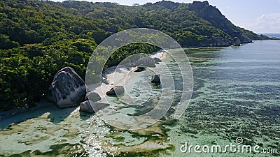 Flygfilm flyger längs den berömda Anse Source d'Argent tropiska stranden med unika granitstenar Sunshine reflektera över arkivfilmer Flygfilm flyger längs den berömda Anse Source d'Argent tropiska stranden med unika granitstenar Sunshine reflektera över arkivfilmer