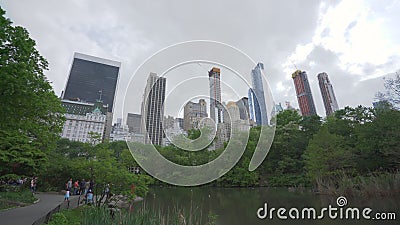 flyttning som 4k skjutas av Central Park i New York stock video flyttning som 4k skjutas av Central Park i New York stock video