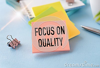 FOCUS ON QUALITY text on notepad on office table Stock Photo