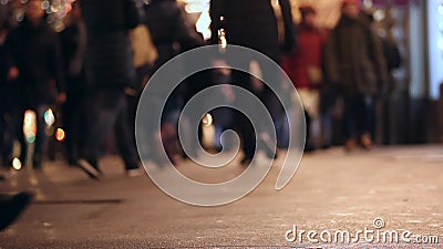 Folk på trottoaren Fullsatt övergångsställe Skott på Canon 5D fläck II med främsta L linser afton ben skrovlighet lager videofilmer Folk på trottoaren Fullsatt övergångsställe Skott på Canon 5D fläck II med främsta L linser afton ben skrovlighet lager videofilmer