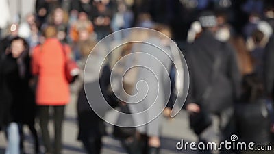 Folla della gente anonima che cammina sulla strada affollata Folla della gente anonima che cammina sulla strada affollata