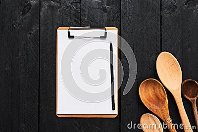 Wooden spoons with blank cardboard clipboard for menu Stock Photo