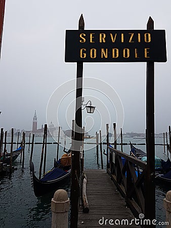 Servizio Gondole in foggy Venice, Italy Stock Photo