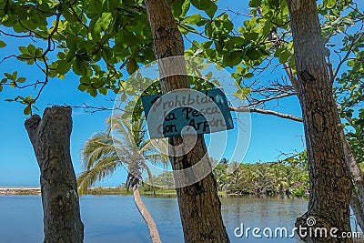 `Forbidden, fishing with harpoon` in spanish - Sign on a beach Stock Photo