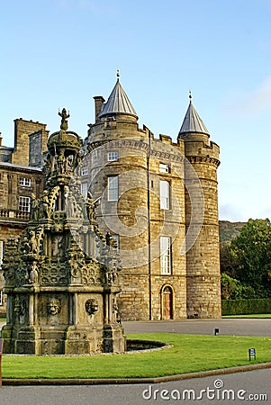 Forecourt fountain in Holyrood Palace in Edinburgh, Scotland Stock Photo