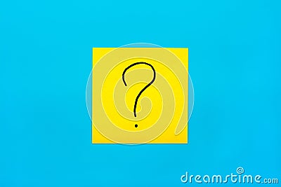 Forget, reminder, combination of colour concept- Close up black handwritten symbol of question mark on one yellow square sticker Stock Photo