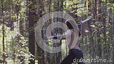 Formação com uma faca em suas mãos na atmosfera histórica muito grossa autêntica da floresta video estoque Formação com uma faca em suas mãos na atmosfera histórica muito grossa autêntica da floresta video estoque