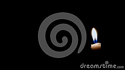 Foto di concetto molto semplice, candela di compleanno di piccole dimensioni sullo sfondo nero per la progettazione degli element stock footage Foto di concetto molto semplice, candela di compleanno di piccole dimensioni sullo sfondo nero per la progettazione degli element stock footage