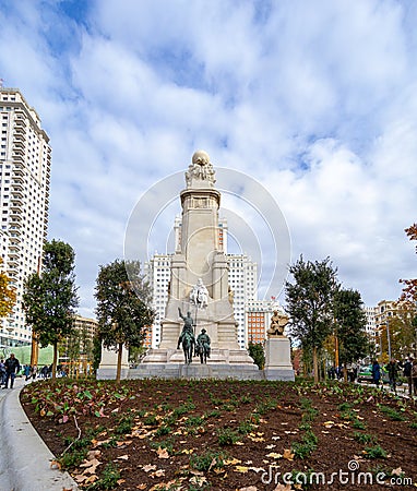 Fountain of the Plaza de EspaÃ±a in Madrid with the monument to Miguel de Cervantes. Bronze figures of Don Quixote de la Mancha Editorial Stock Photo