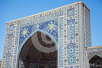 Fragment of the facade of the Tillya-Kari Madrasah, decorated with mosaics, on Registan Square in Smarkand in Uzbekistan. 29.04.19 Stock Photo