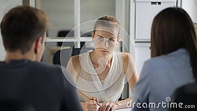 Framstickandet och underordnader diskuterar ritningar i regeringsställning stock video Framstickandet och underordnader diskuterar ritningar i regeringsställning stock video