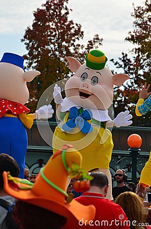France, Paris, Disneyland, October 14, 2018 Disneyland Paris. Fiddler pigs. Show time Editorial Stock Photo