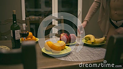 Frau in der Unterwäsche-Auswahl an den Früchten stock video footage Frau in der Unterwäsche-Auswahl an den Früchten stock video footage