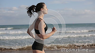 Frau, die allein bei schönem Sonnenuntergang auf dem Strand läuft Frau, die allein bei schönem Sonnenuntergang auf dem Strand läuft