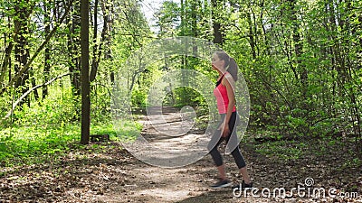 Frau, die das Ausdehnen vor Lauf im Wald tut stock video Frau, die das Ausdehnen vor Lauf im Wald tut stock video